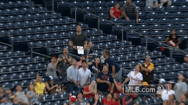 Fan makes barehanded catch at Padres game