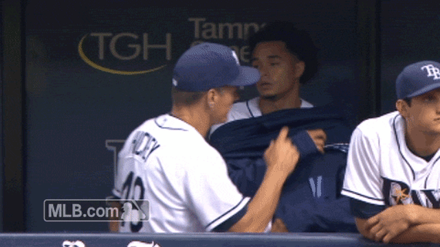 Chris Archer puts sweatshirt on backwards