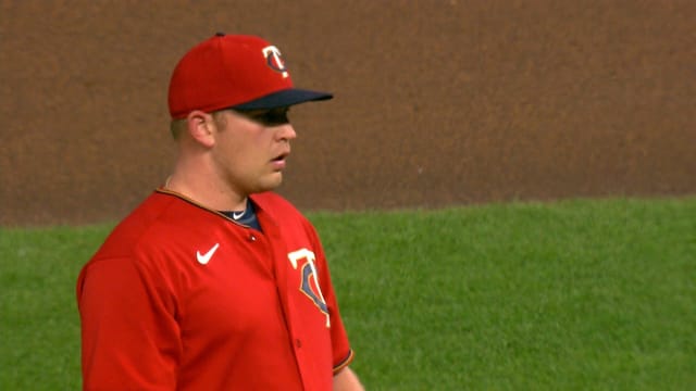 Twins manager erupts at umpires after controversial ruling