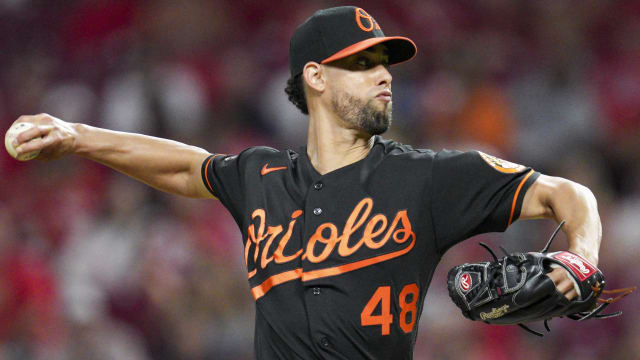 O's trade López for 4 pitchers from Twins