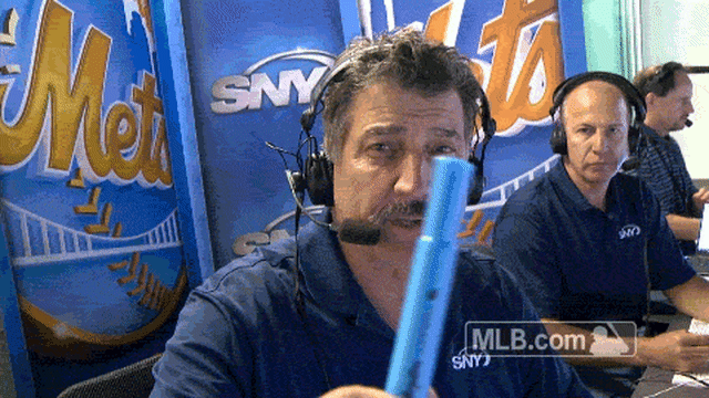 SNY's Keith Hernandez Hilariously Covers Up Wardrobe Error For