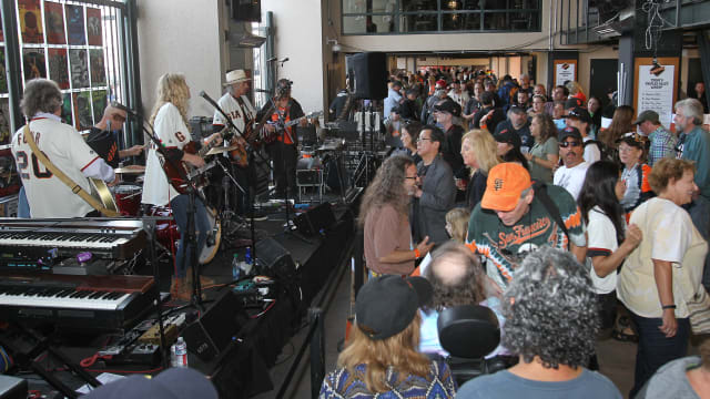 Bill Walton addresses crowd at Giants' Grateful Dead night