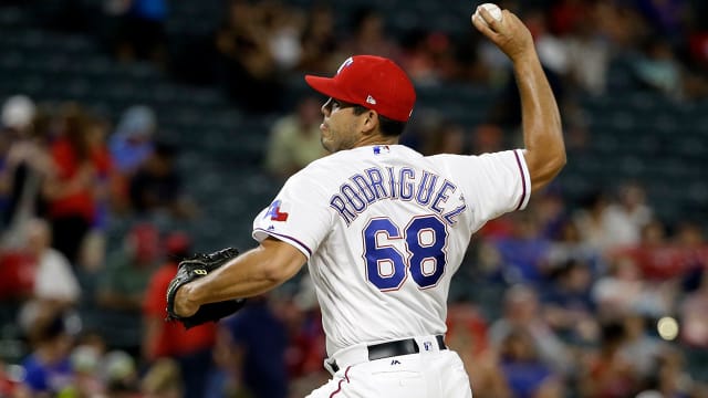 Rangers bring back reliever Ricardo Rodriguez