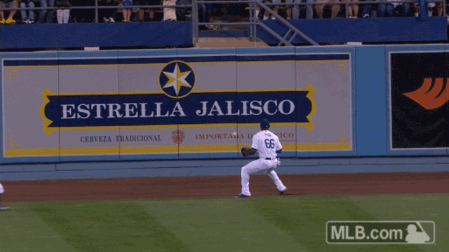 MLB notebook: Dodgers right fielder Yasiel Puig runs into wall