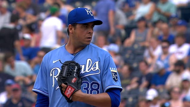 Anthony Swarzak strong in Royals debut
