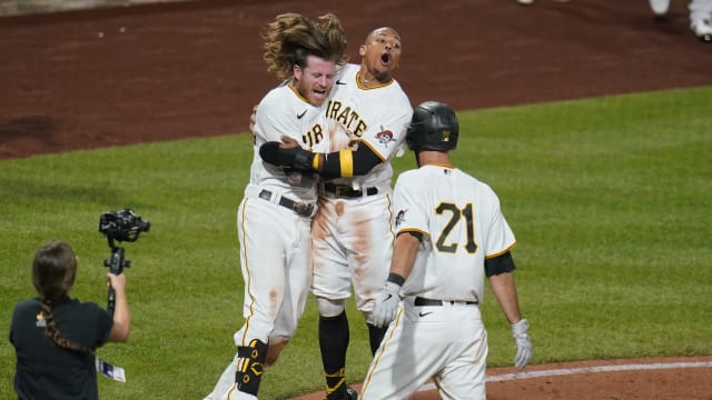 Wilmer Difo, Pirates walk off on Roberto Clemente Day