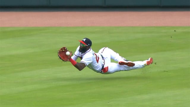 How did he catch that!? Harris wows with diving snag