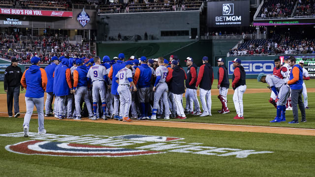 Francisco Lindor hit in helmet as Mets, Nats benches clear