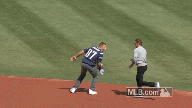 Video: Tom Brady throws terrible first pitch at Red Sox home