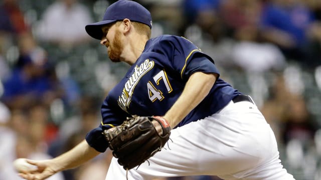 Brewers call up submarine pitcher Ben Rowen