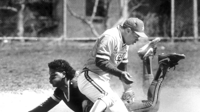 Manny Ramirez one-handed home run