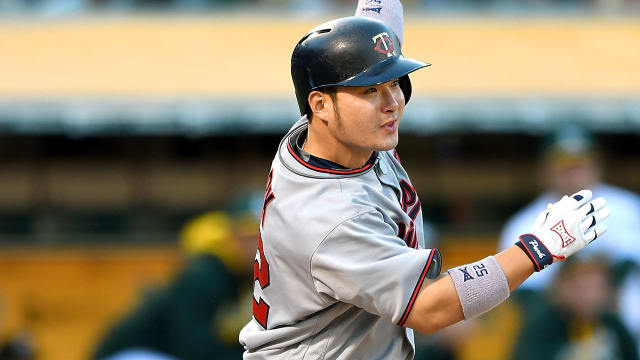 Shin-Soo Choo shares advice with Twins' Byung Ho Park