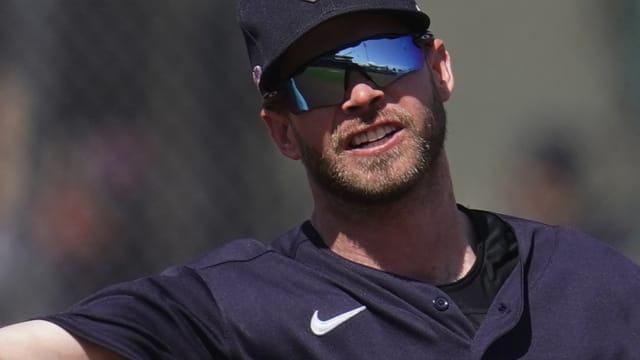 Indians trade Mike Freeman to Reds