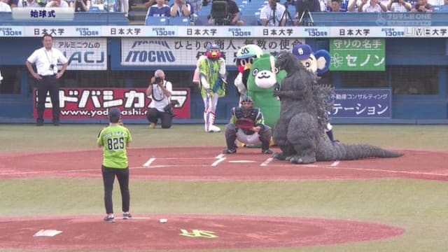 Ken Griffey Jr Stood In For The First Pitch Mlb Com