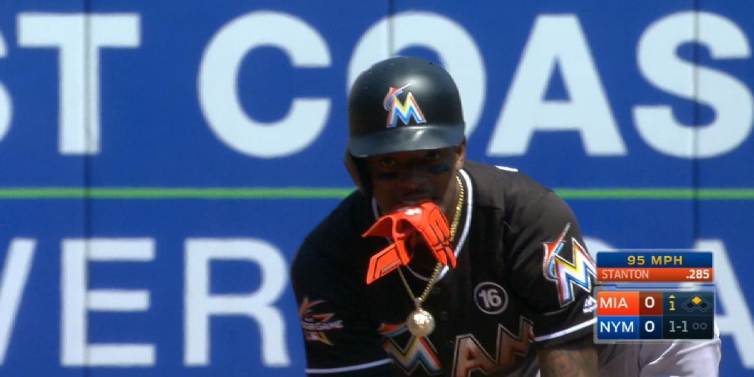 Dee Gordon shares a story about his new glove 