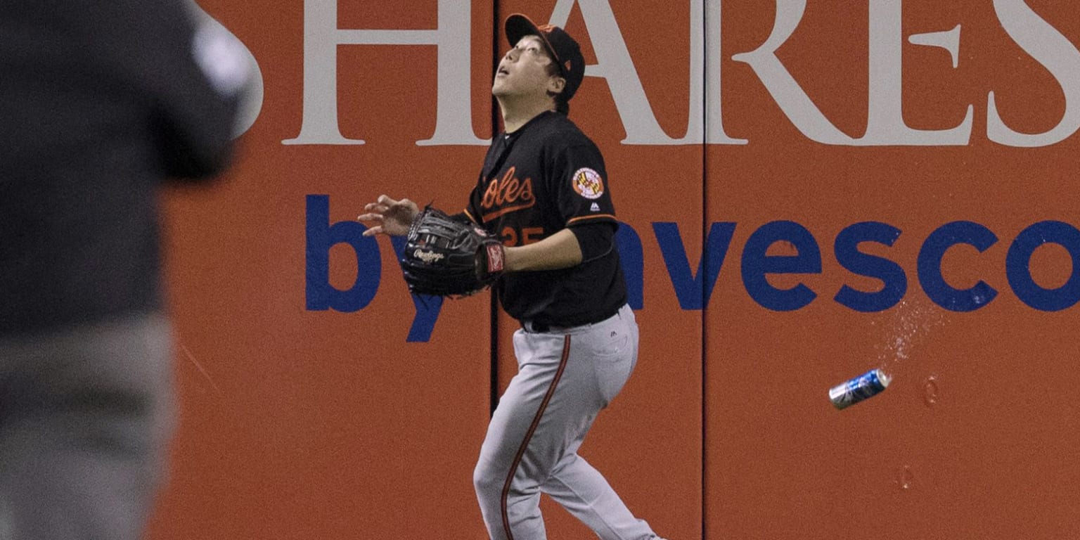 Orioles' Kim nearly hit by thrown can