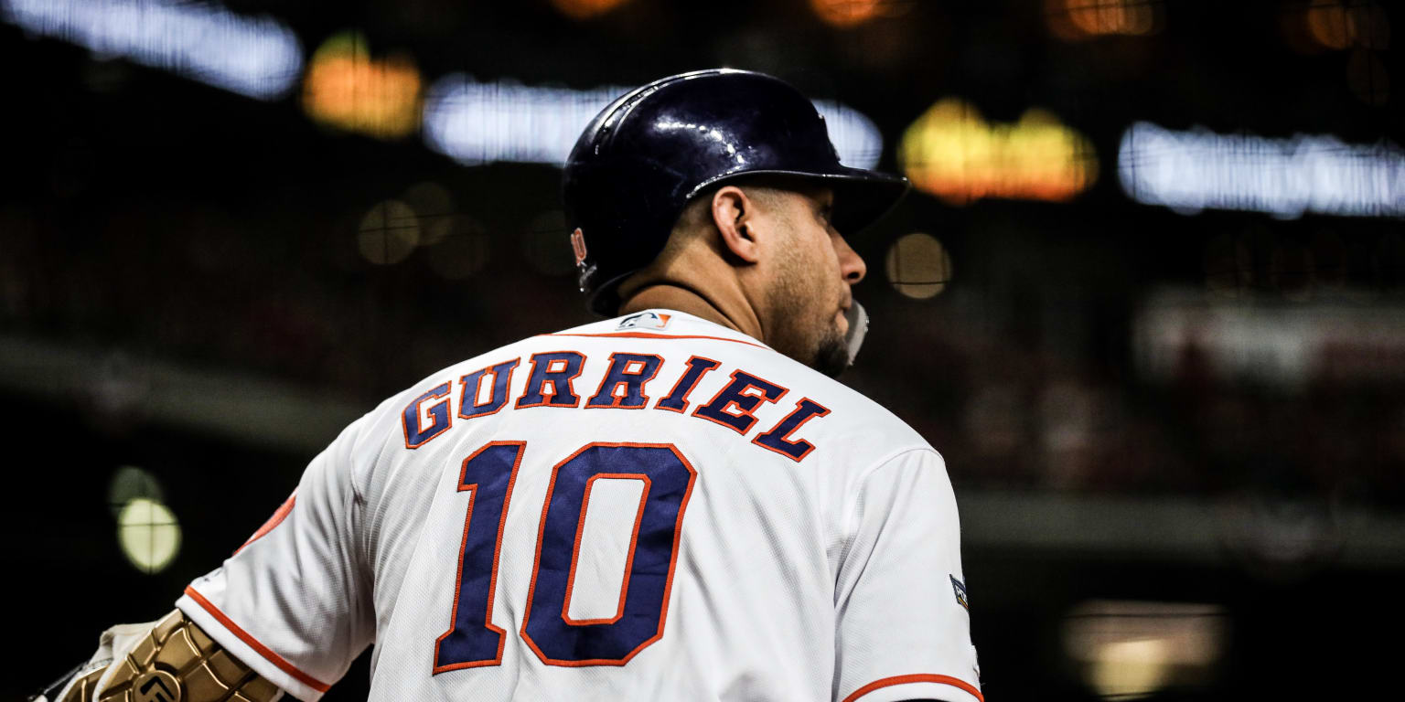 WS2017 Gm5: Yuli Gurriel ties Game 5 with a three-run homer in the