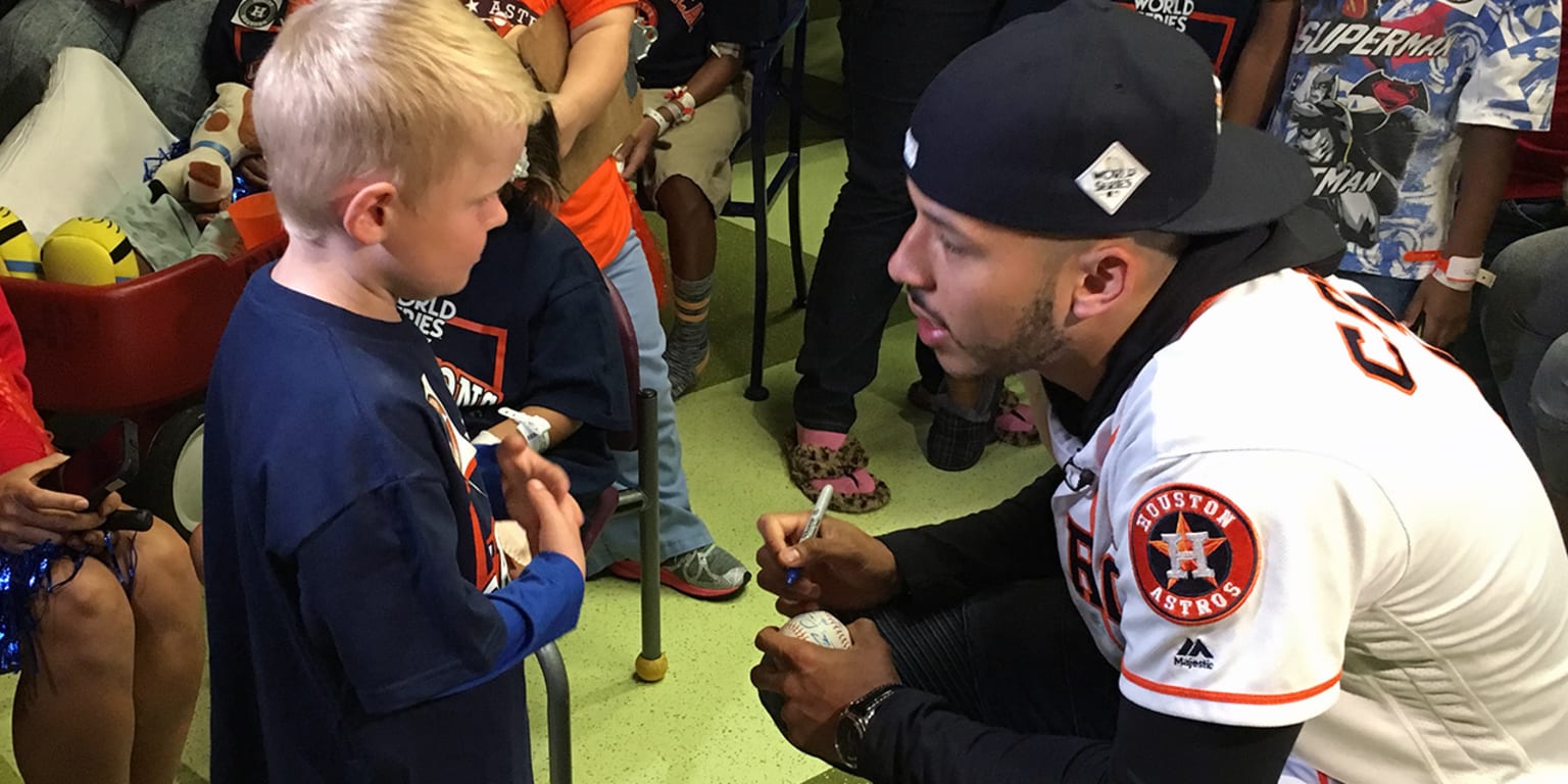 Carlos Correa visits kids in Houston hospital