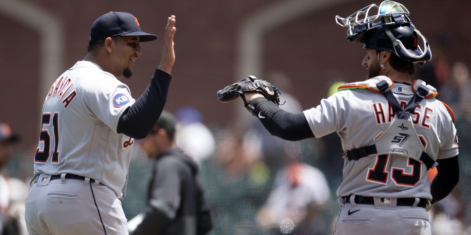 Detroit Tigers shortstop Carlos Guillen avoids New York Yankees