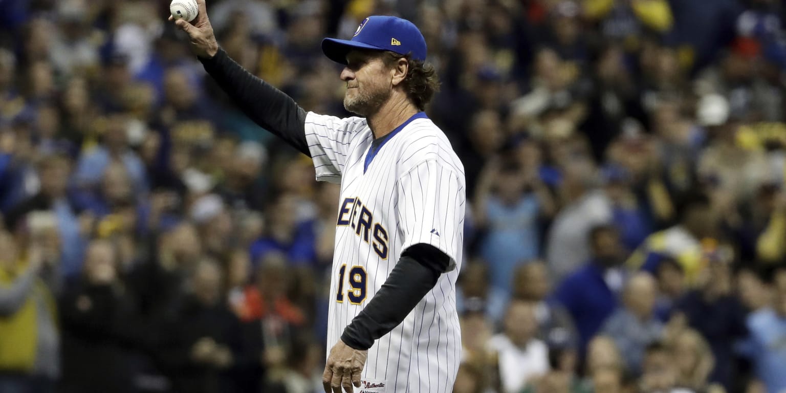 Hall of Famer Robin Yount throws out the first pitch of NLCS Game