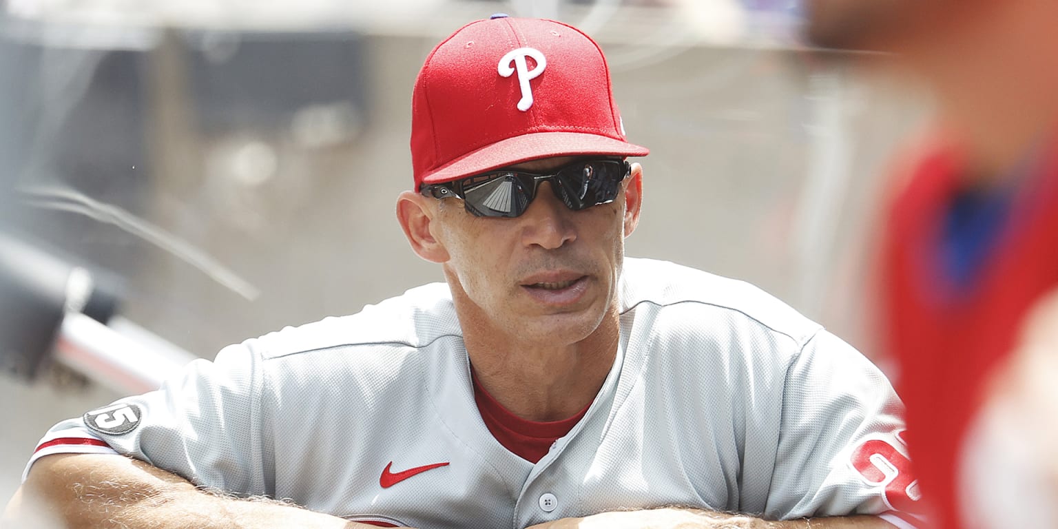 New York Yankees manager Joe Girardi (28) watches as his team does