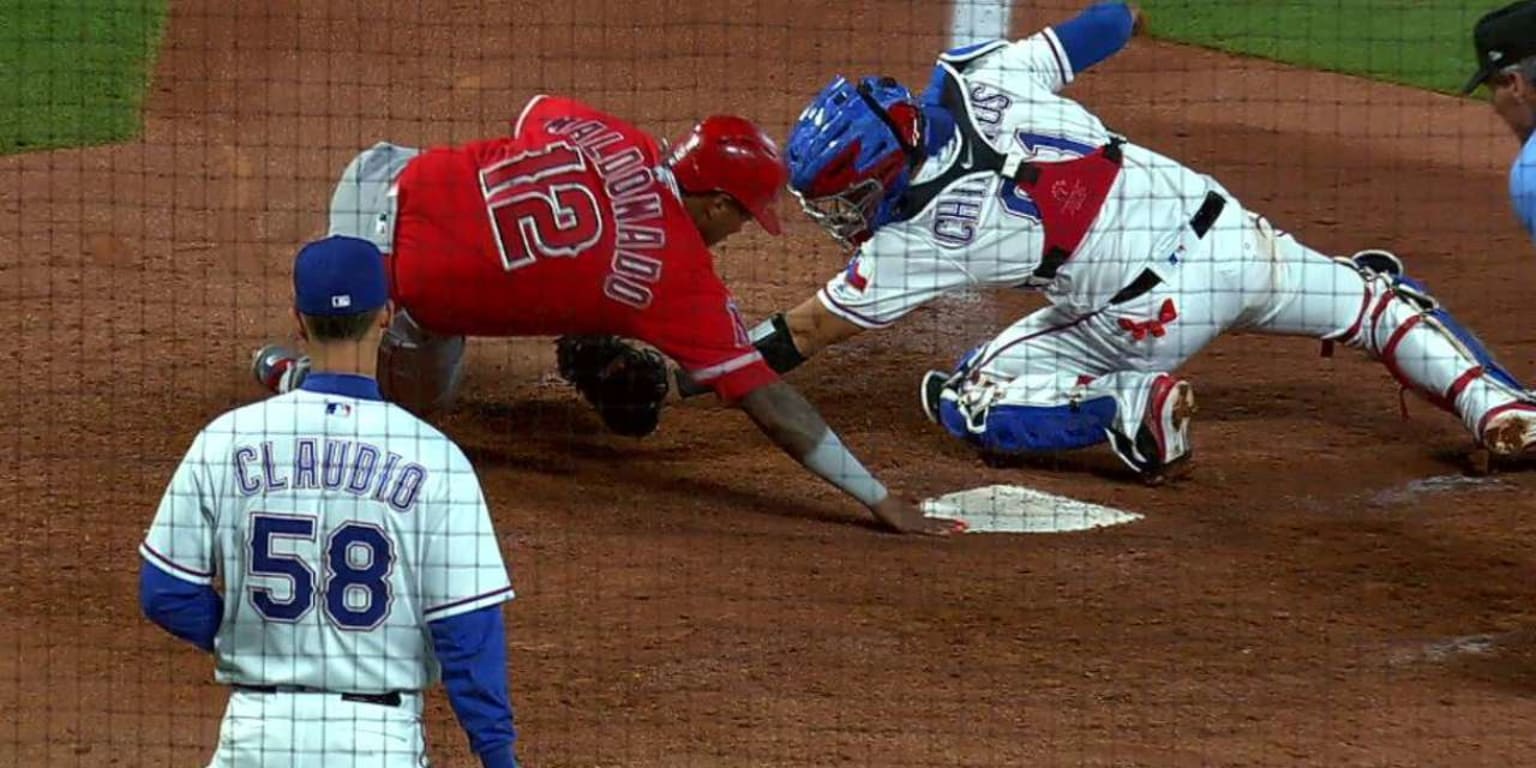 For his next act, baseball magician Javy Baez used sleight of hand to avoid  a tag and steal third base