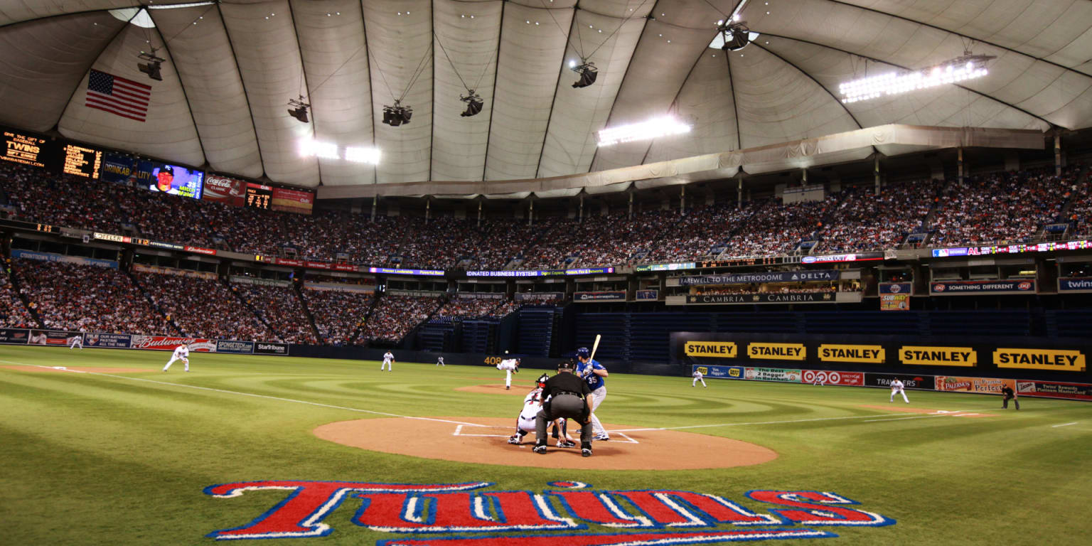 At Metrodome, Going From Baseball to Football to Baseball, Quickly - The  New York Times