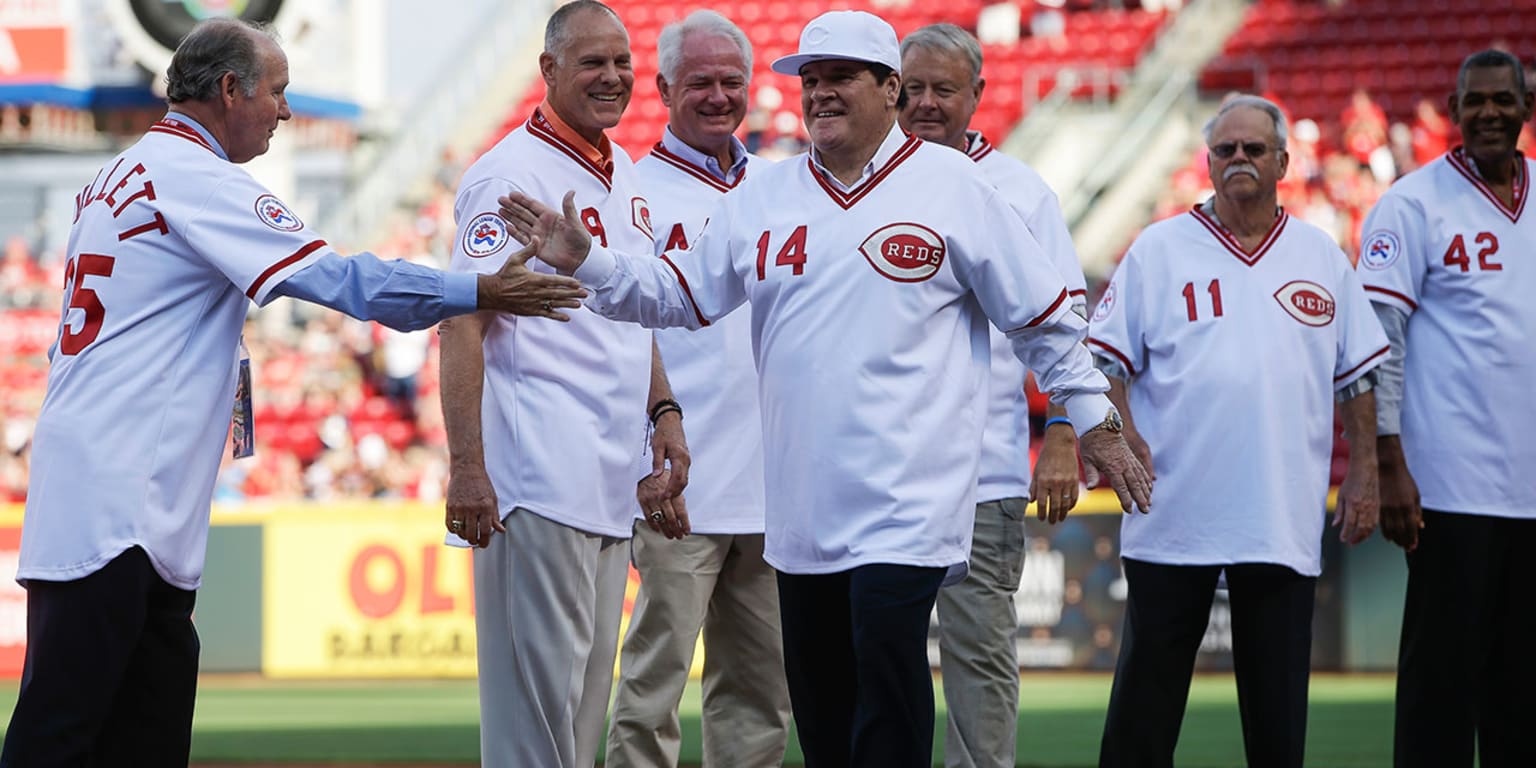 Former Cincinnati Reds player Cesar Geronimo walks onto the field during  ceremonies honoring the starting eight of the 1975-76 World Champion  Cincinnati Reds following a baseball game between the Cincinnati Reds and