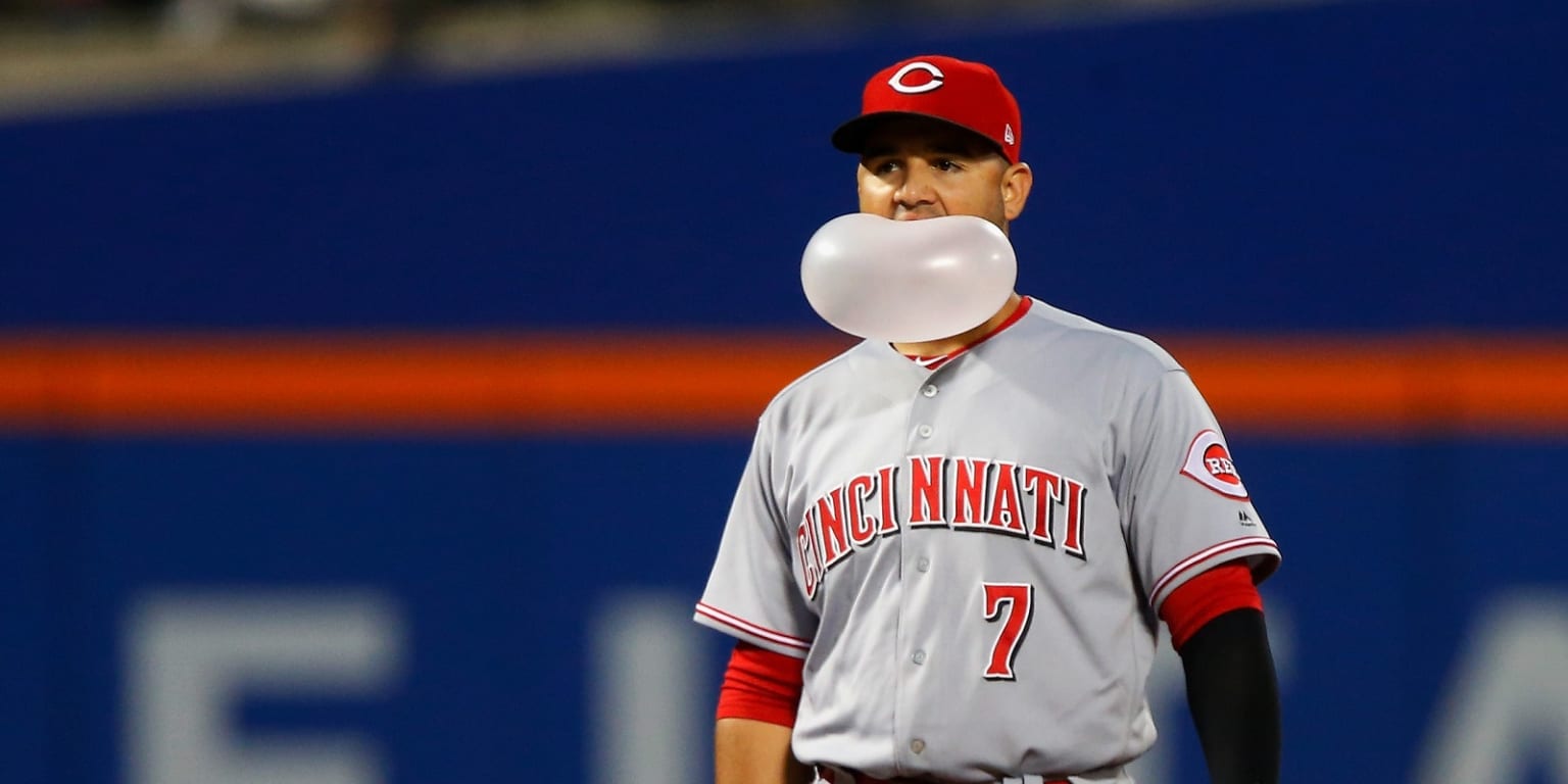 Seattle Mariners' Eugenio Suarez blows a bubble in the dugout