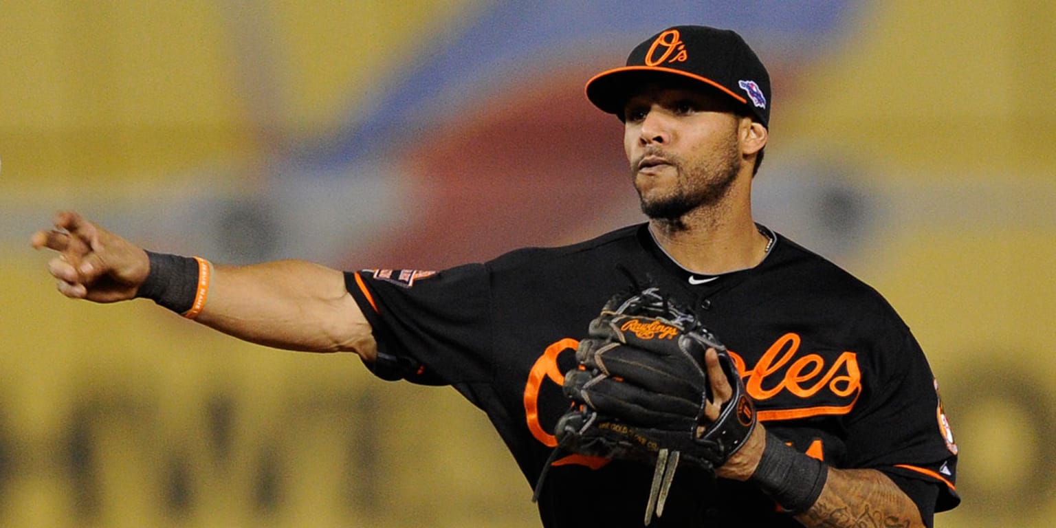 Infielder Robert Andino signs with Orioles