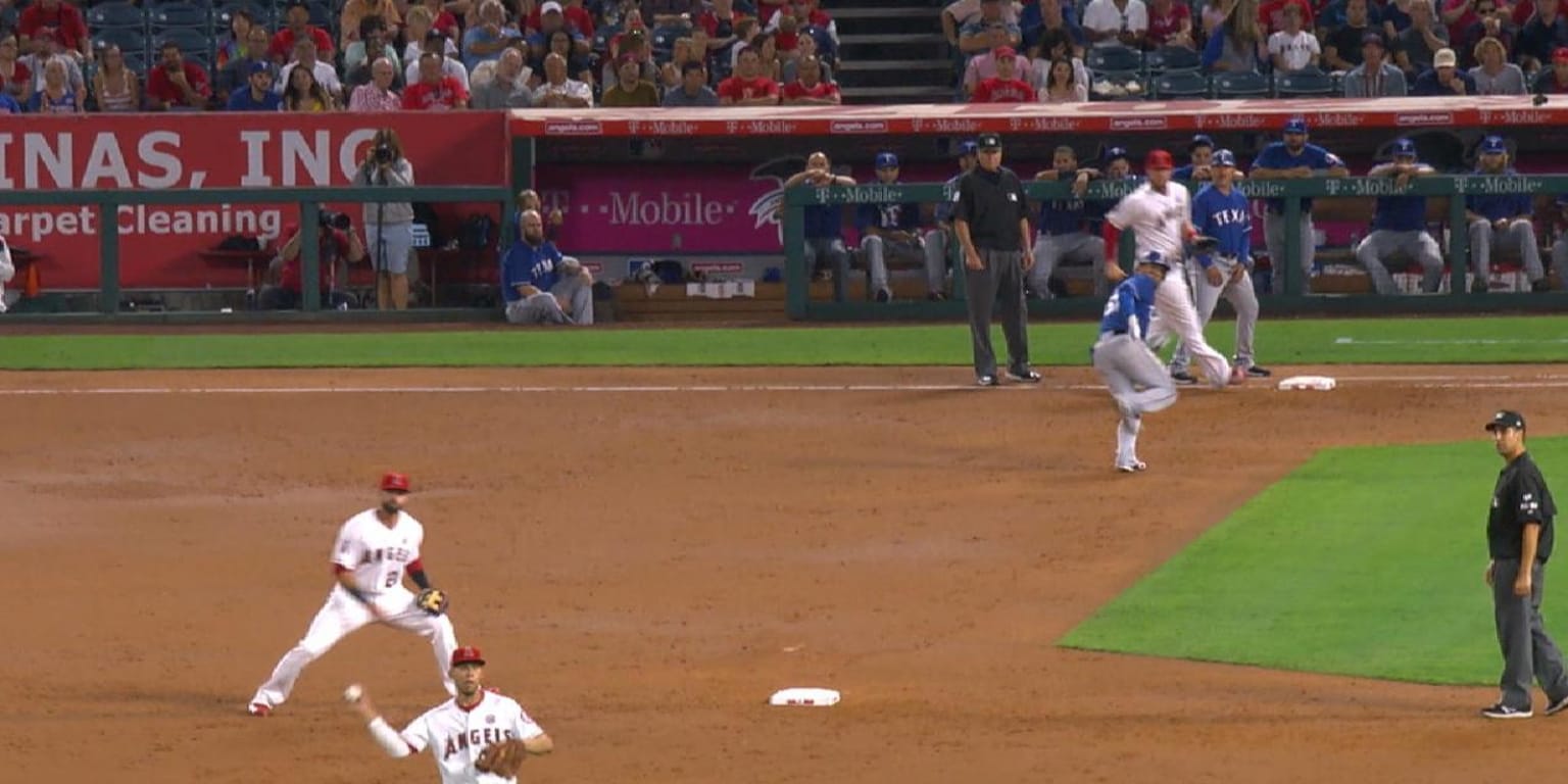 Andrelton Simmons barehanded a throw from the outfield and made it look