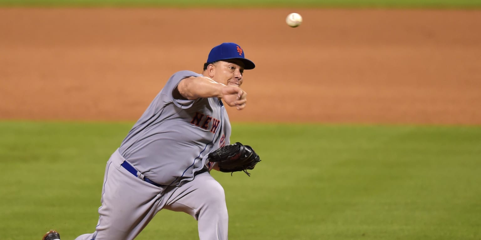 Bartolo Colon: MLB pitcher plays vs kids in Dominican (video