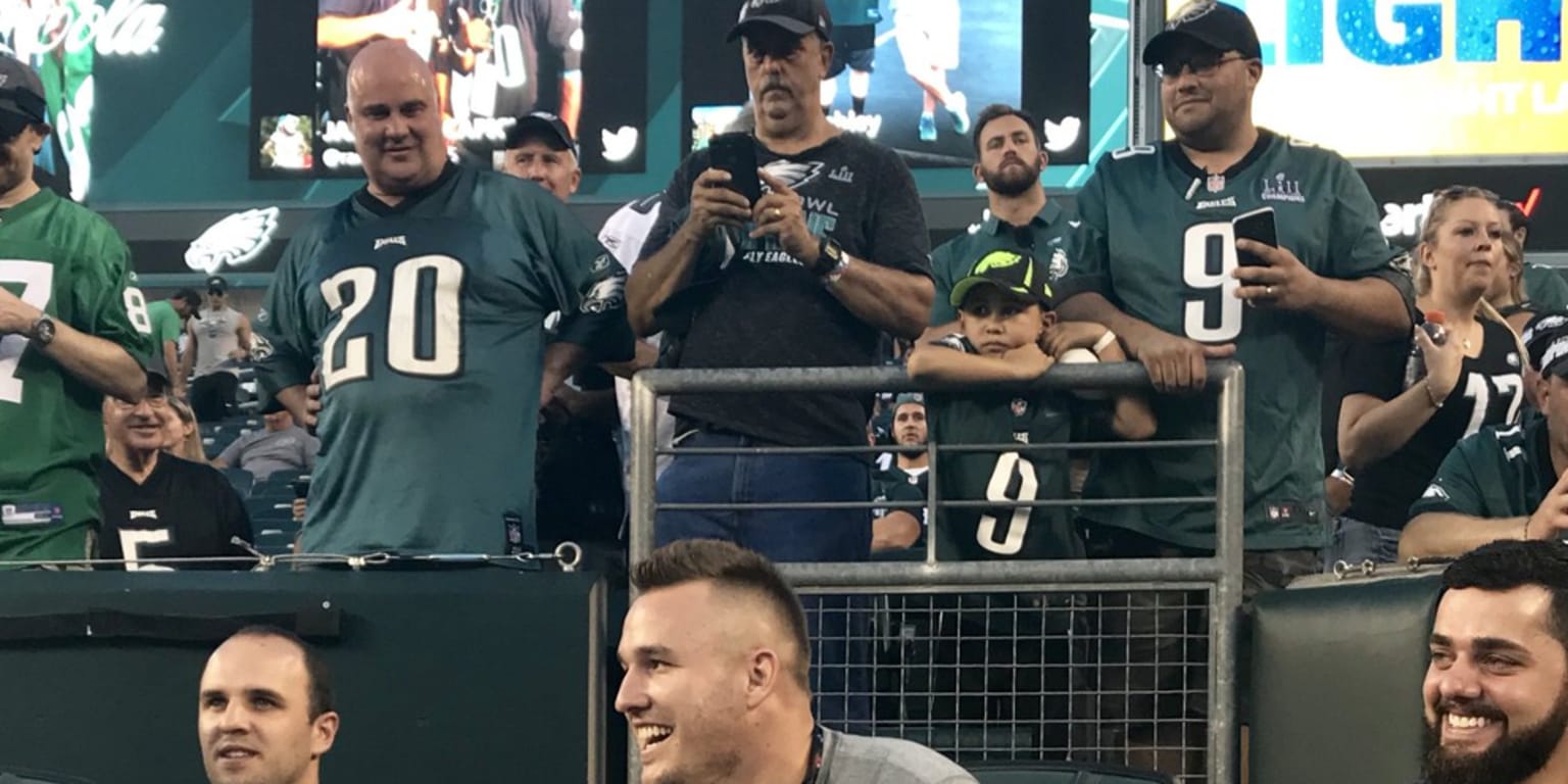 Mike Trout dijo presente para el primer partido de las Águilas de la NFL