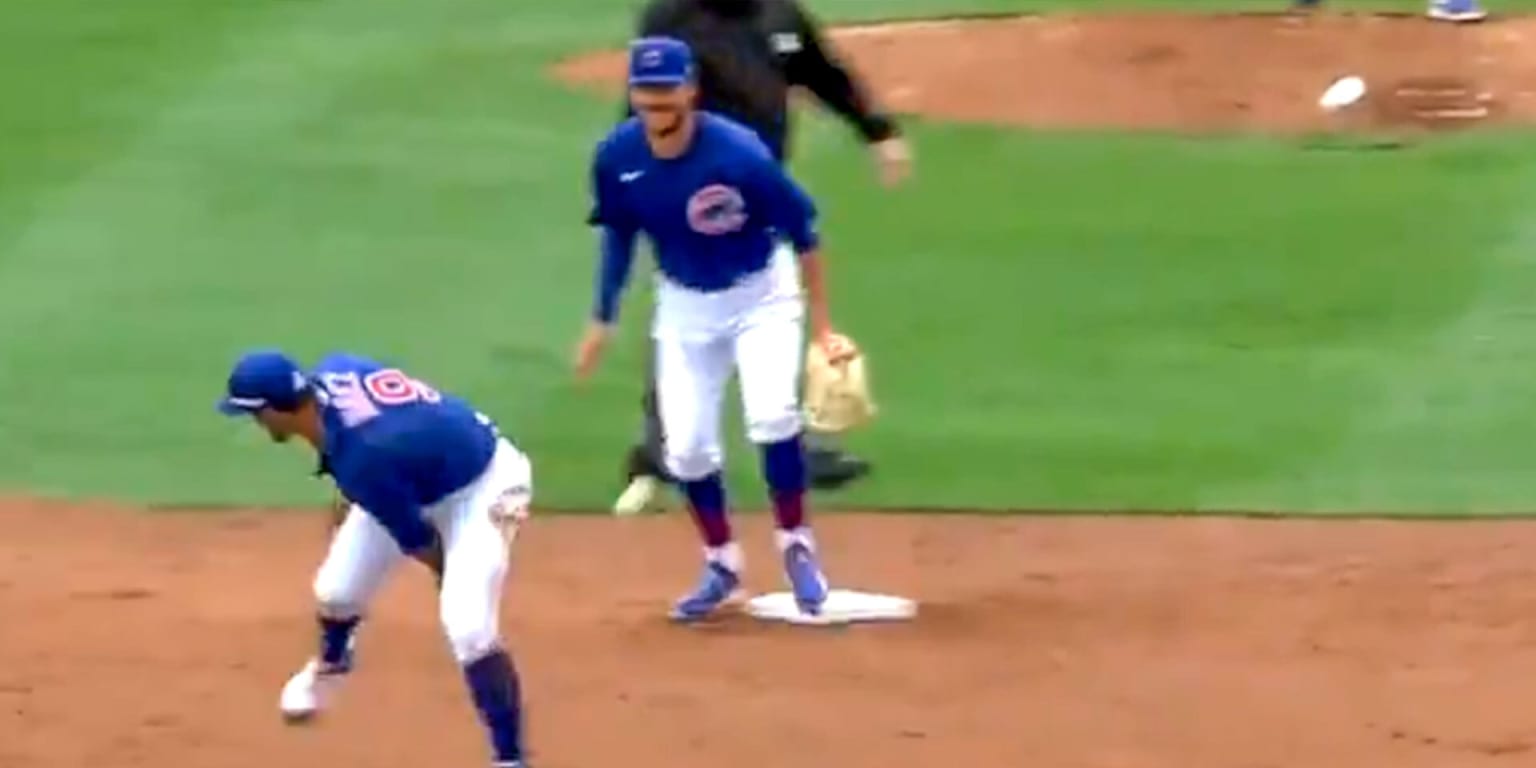 Javier Báez makes slick defensive play at shortstop