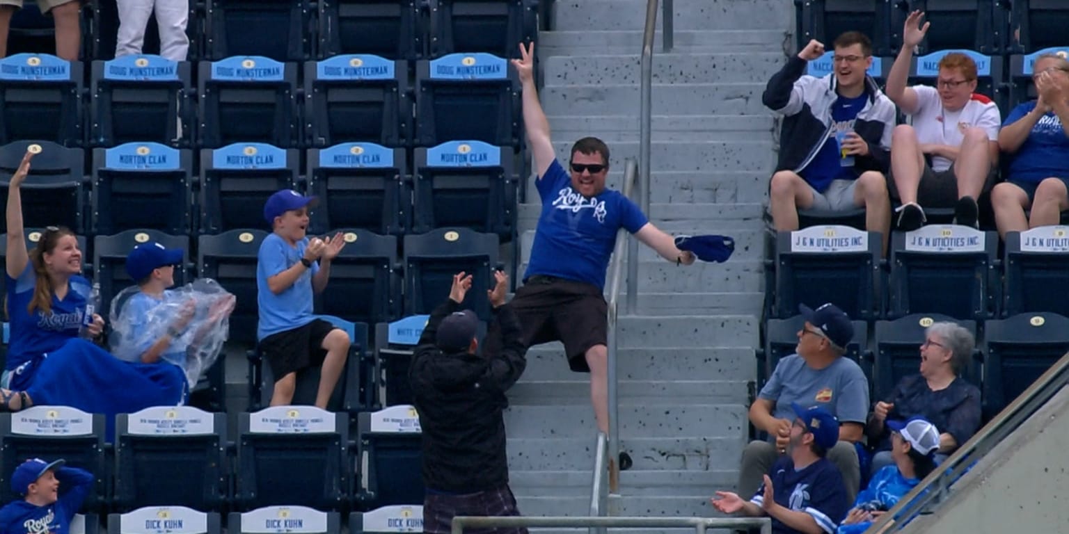 Royals fan catches 2 foul balls with hat - thumbnail