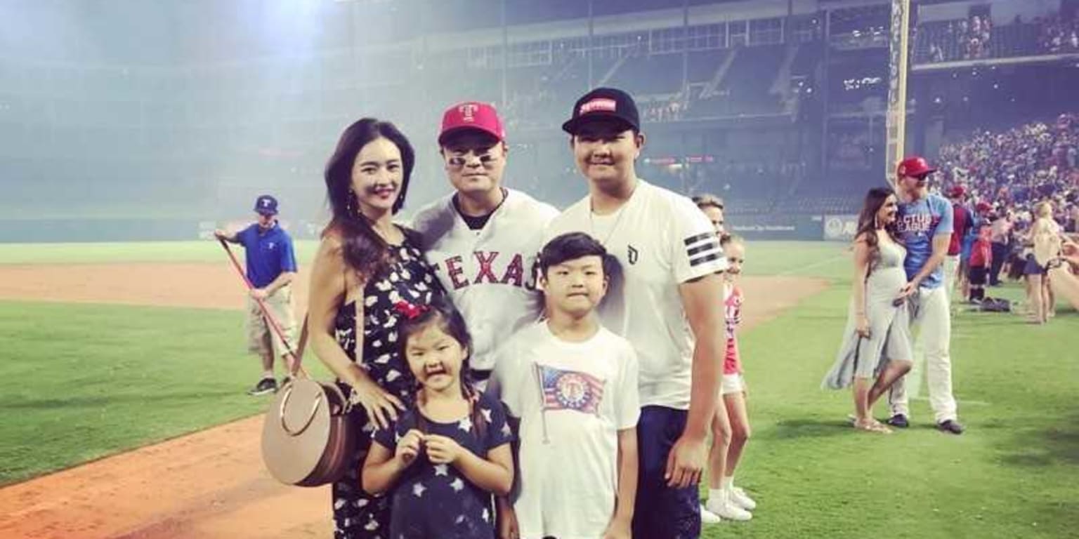 Shin-Soo Choo, center with his wife Won-Mi Ha Choo and children