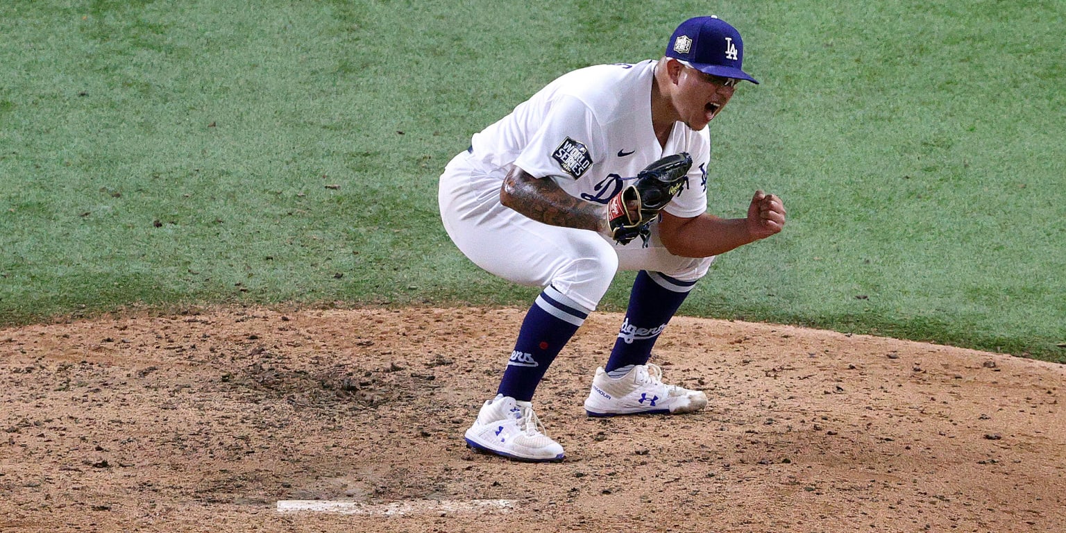 Julio Urías festeja el último out de la Serie Mundial 2020 de la MLB