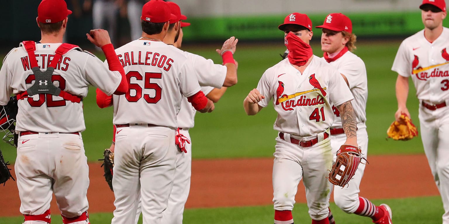 Cardinals reliever Gallegos gets wiped down by umpire after using