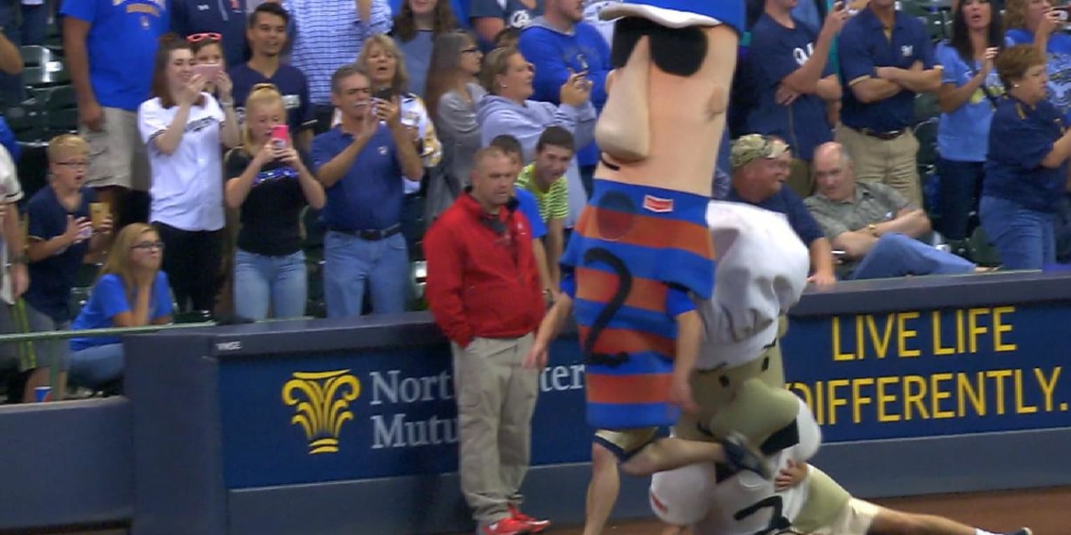 Milwaukee Brewers sausage race ends with hot dog falling - Sports  Illustrated