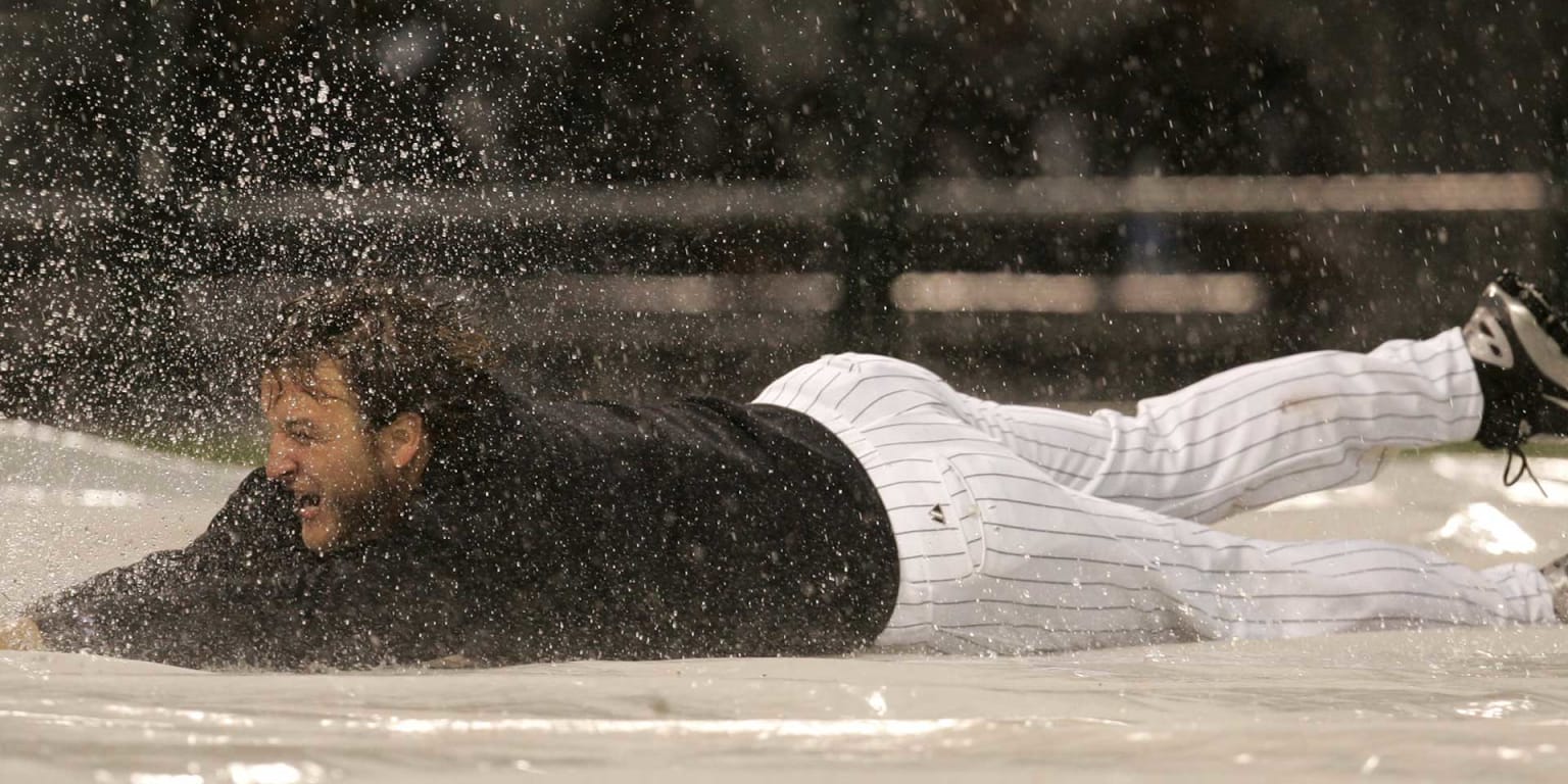 Chicago White Sox pitcher Mark Buehrle kicks the dirt as Cleveland