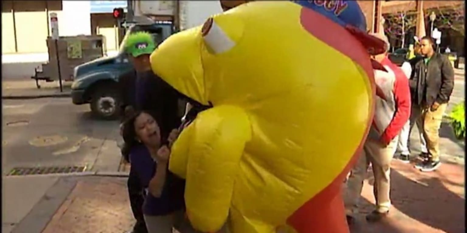 August 3, 2016: Philadelphia Phillies mascot the Phillie Phanatic in his  boxing gear watches as Iggy from the Galapagos Gang eats the ''San  Francisco Kid'' during the MLB game between the San