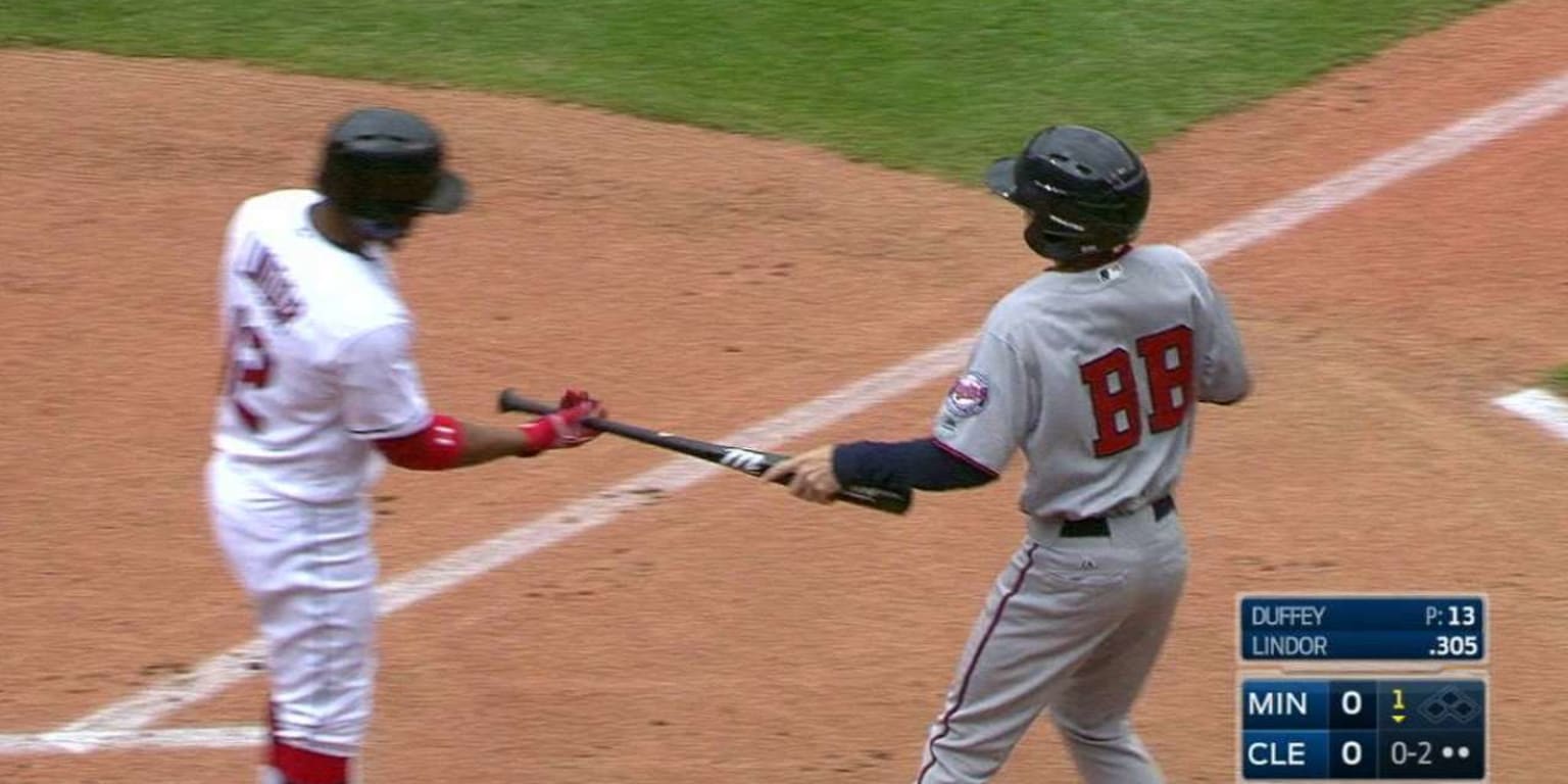 Twins bat boy flashes defense, catches Francisco Lindor's bat after it