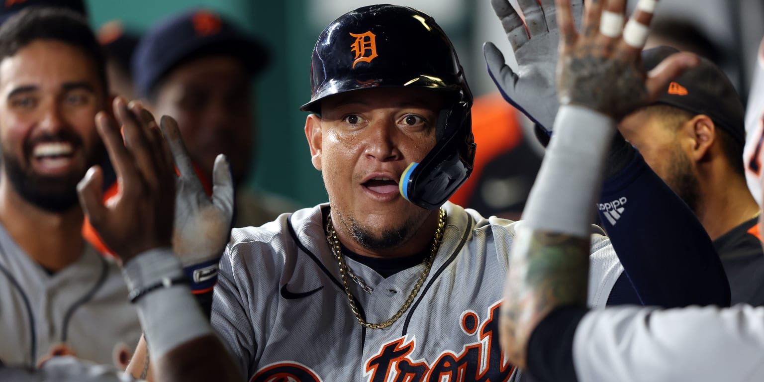 19 August 2015: Detroit Tigers First base Miguel Cabrera (24) [3277]  running the bases in a MLB game between the Detroit Tigers and the Chicago  Cubs, at Wrigley Field, Chicago, Il (Icon