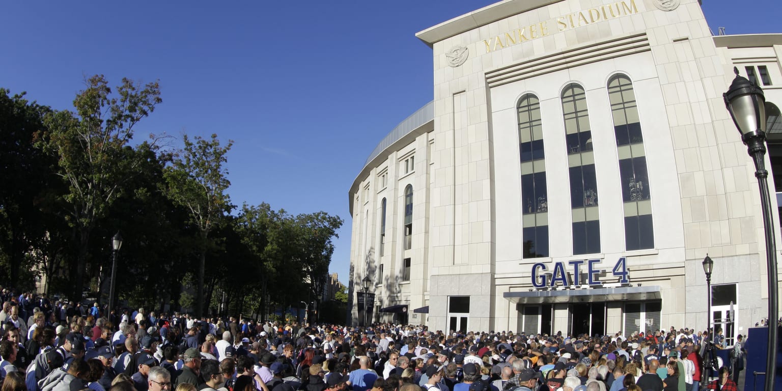 Yankees hold Thanksgiving food voucher giveaway