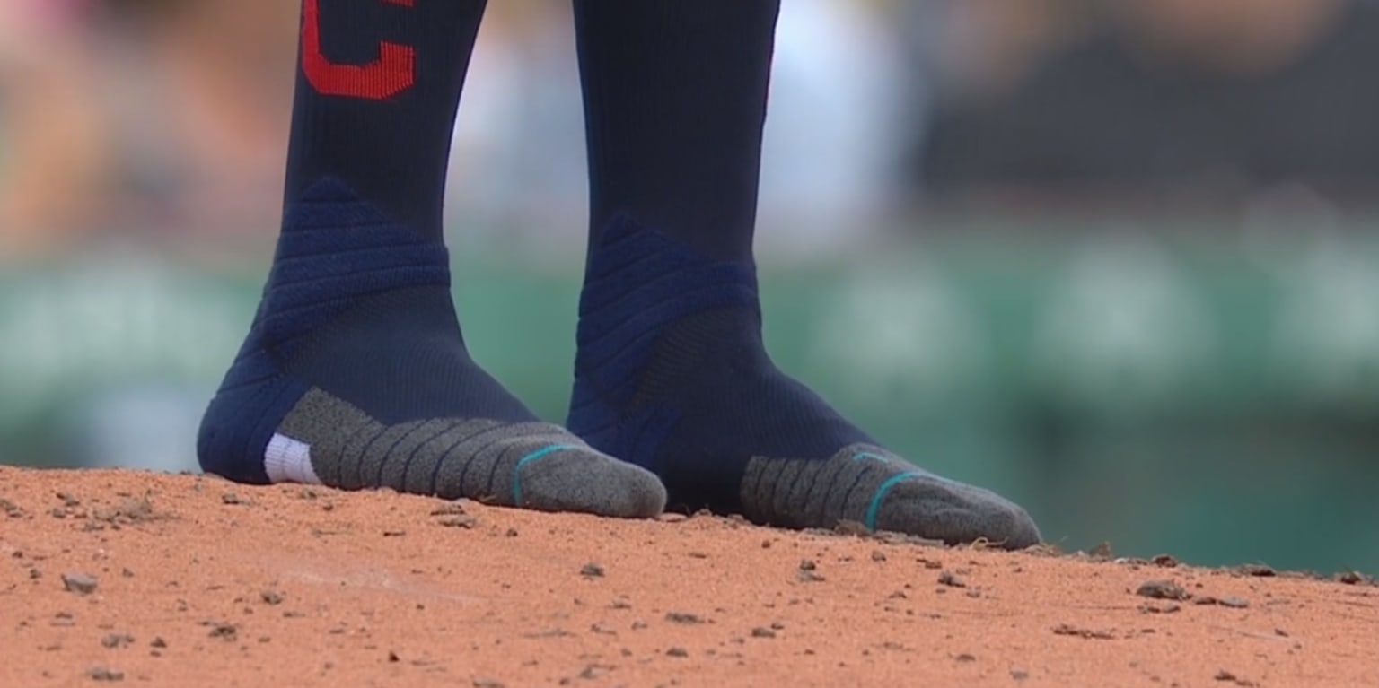 Oliver Perez waits on mound in socks
