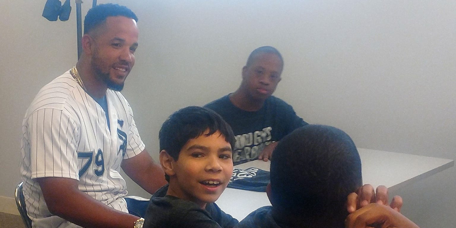 Jose Abreu greeted warmly by Abreu's Amigos