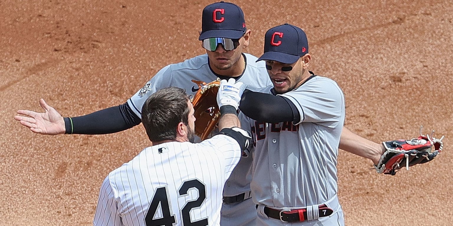 Indians, White Sox benches clear after shoving match during game
