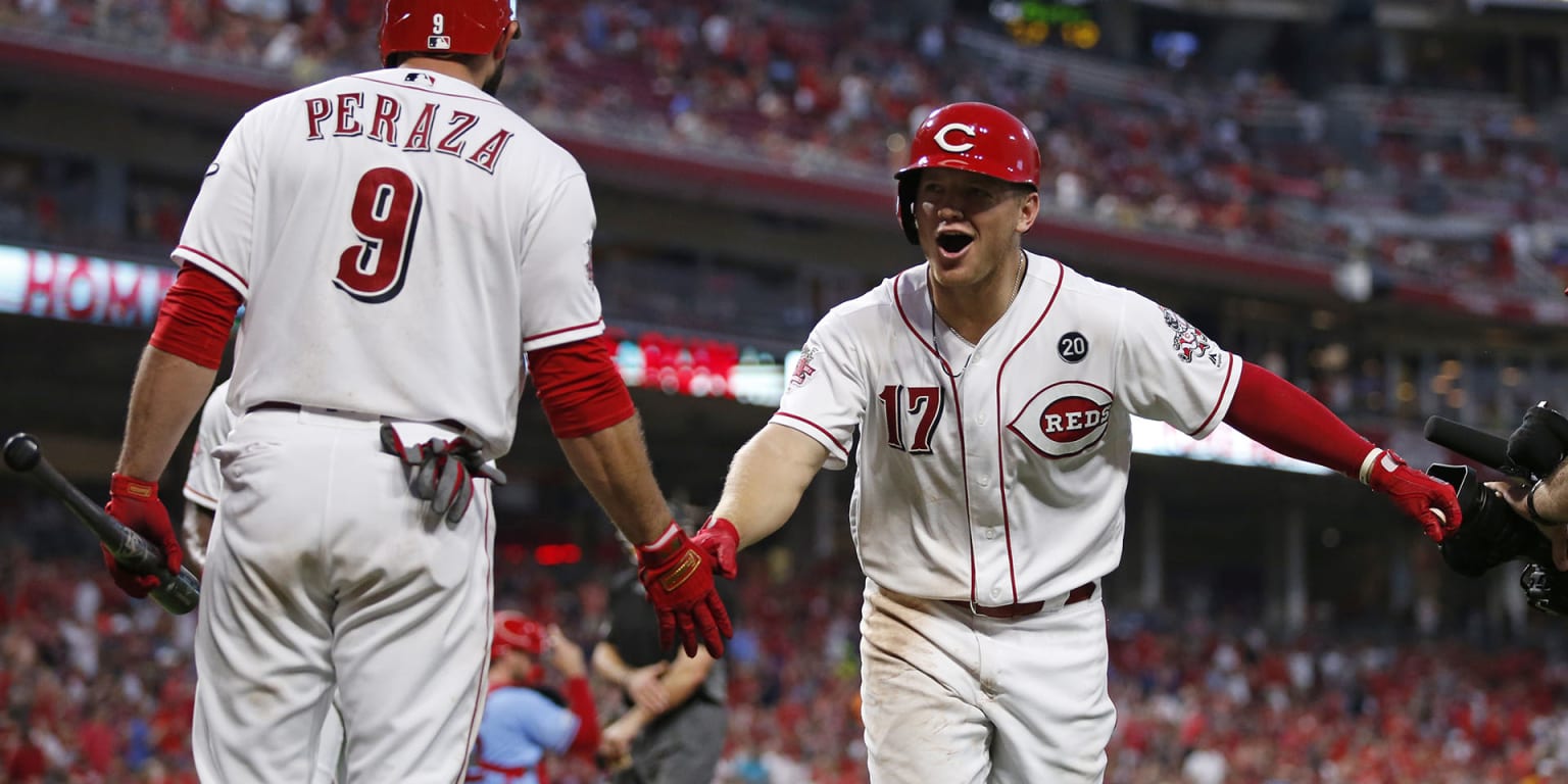 Martinez, Cards score 10 runs in 6th, rally past Reds 12-11