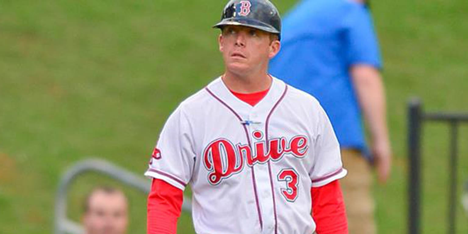 Atlanta Braves first baseman Casey Kotchman, center, extends for