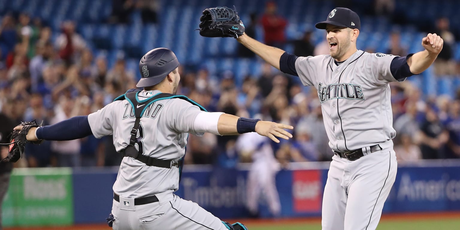 Mariners pitcher Hisashi Iwakuma throws no-hitter in 3-0 win over